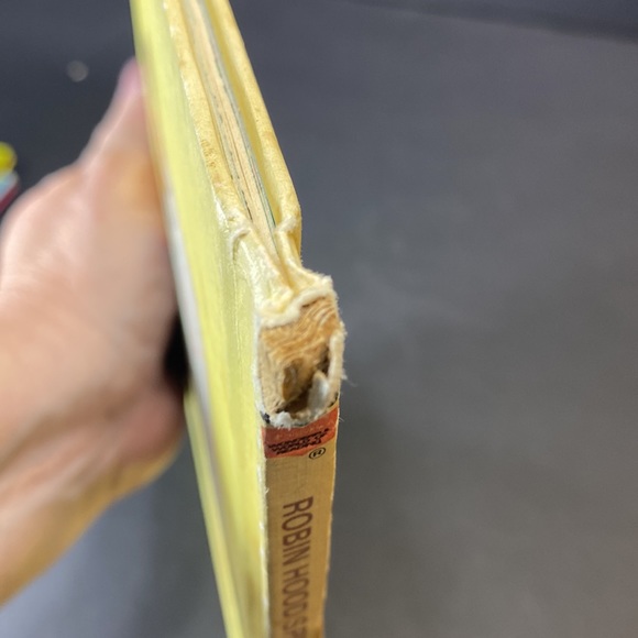 Disney - ROBIN HOOD Spins Gold Hard Cover Book - Picture 3 of 8